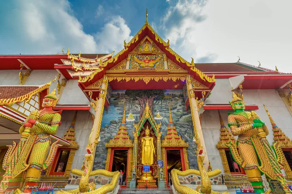 A estátua dormindo enorme dourada do buddha de Wat Bang Phli Yai Klan — Fotografia de Stock