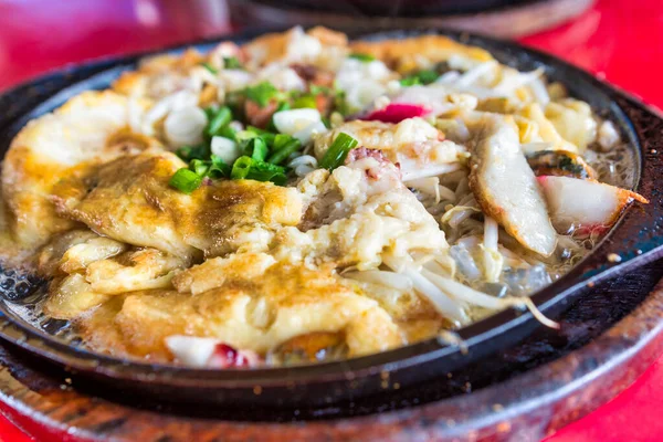 Encerrado de tortitas de mejillón frito, Cocinar mejillón frito en huevo — Foto de Stock