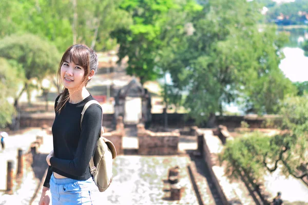 Молодая Азиатка Путешественница Путешествует Древних Храмах Аюттхая Таиланд Концепция Путешествия — стоковое фото
