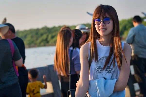 Азиатские Женщины Путешественницы Солнечных Очках Улыбаются Расслабляется Бангпу Таиланд — стоковое фото