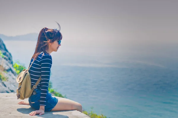 Счастливая Азиатка Путешественница Сидящая Скале Которая Видит Морской Пляж Сичанг Стоковое Изображение