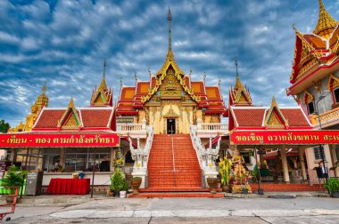 Samut Prakan / Tayland / 7 Haziran 2020: Wat Thum Ru, Gerçekten güzel binaları ve tuhaf pop kültür heykelleri koleksiyonu olan güzel bir tapınak. Artı bir dinozor..