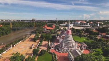Samut Prakan / Tayland / 27 Temmuz 2020: Phra Samut Chedi, Samut Prakan 'ın inşaatı ve çeşitli kaleler.