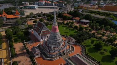 Samut Prakan / Tayland / 27 Temmuz 2020: Phra Samut Chedi, Samut Prakan 'ın inşaatı ve çeşitli kaleler.