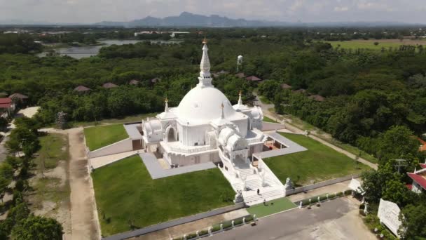 Tha Ruea District, Phra Nakhon Si Ayutthaya, Thailand. 26 juli, 2020 Wat Bueng Latthiwan Vit kyrka har gjort den samtida estetiska. — Stockvideo