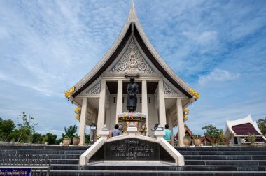 Ayutthaya / Tayland / 8 Ağustos 2020: Wat Sakae, Ayutthaya döneminde tapınak olarak inşa edilen Wat Klang Tangası 'ndaki eski bir tapınak..