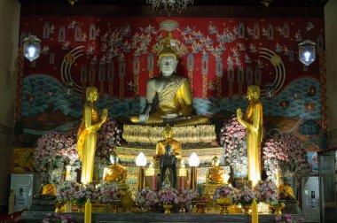 Ayutthaya / Tayland / 8 Ağustos 2020: Wat Yai Chaimongkol Phra Nakhon adasının güneydoğusunda yer alan tapınak Kral Naresuan döneminde yenilenen büyük bir çadırı içerir..