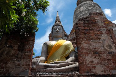 Ayutthaya / Tayland / 8 Ağustos 2020: Wat Sakae, Ayutthaya döneminde tapınak olarak inşa edilen Wat Klang Tangası 'ndaki eski bir tapınak..