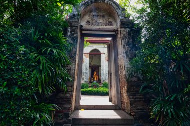 Ayutthaya / Tayland / 8 Ağustos 2020: Wat Maenangpluem, eski bir tapınak, önemli bir arkeolojik alan Luang Pho Khao Buda resmi olarak kutsanmıştır..