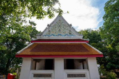 Ayutthaya / Tayland / 8 Ağustos 2020: Wat Maenangpluem, eski bir tapınak, önemli bir arkeolojik alan Luang Pho Khao Buda resmi olarak kutsanmıştır..