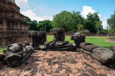 Ayutthaya / Tayland / 8 Ağustos 2020: Wat Ratchaburana, Antik Budist tapınağı özenle hazırlanmış oymalar ve restore edilmiş bir kule ve mezar ile duruyor.