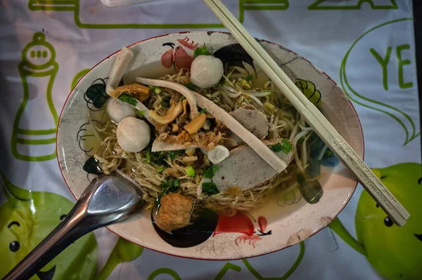 Tailandia Comida Primer Plano Fideos Huevo Seco Con Bolas Carne — Foto de Stock
