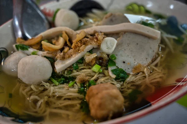 Thaiföld Food Close Szárított Tojás Tészta Halhúsgombóccal Zöldséggel Hogy Néz — Stock Fotó