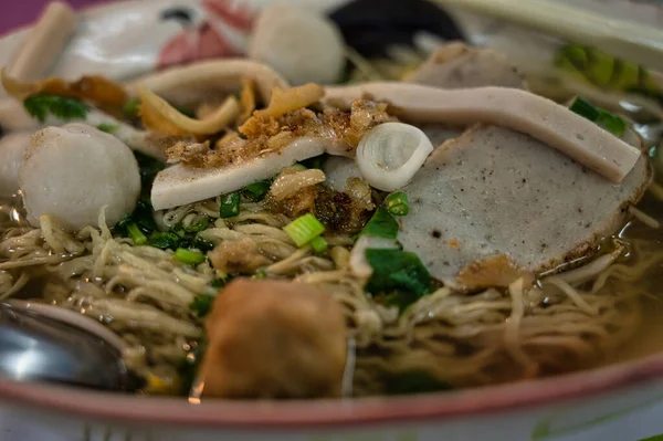 Tailandia Comida Primer Plano Fideos Huevo Seco Con Bolas Carne — Foto de Stock