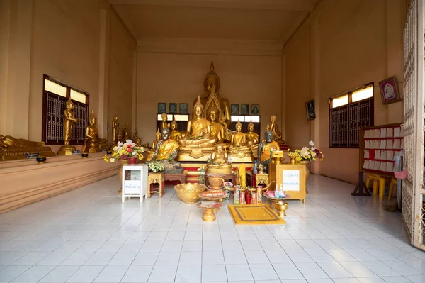 Lopburi / Tayland / 5 Temmuz 2020: Wat Yang Na Rang Si, gelip rahiplere saygılarınızı sunabilirsiniz ve ayrıca pavyonun içindeki antik gemileri de izleyebilirsiniz..