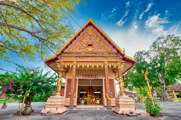 Lopburi / Tayland / 5 Temmuz 2020: Wat Yang Na Rang Si, gelip rahiplere saygılarınızı sunabilirsiniz ve ayrıca pavyonun içindeki antik gemileri de izleyebilirsiniz..