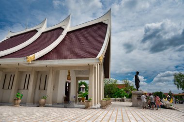 Ayutthaya / Tayland / 8 Ağustos 2020: Wat Sakae, Ayutthaya döneminde tapınak olarak inşa edilen Wat Klang Tangası 'ndaki eski bir tapınak..