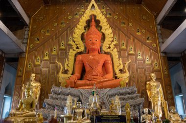 Nakhon Pathom / Tayland / Ağustos 09.2020: Wat Charoen Rat Bamrung. Tapınak çok güzel, bütün kilise ve muhteşem tapınağın önündeki Buda heykeli.