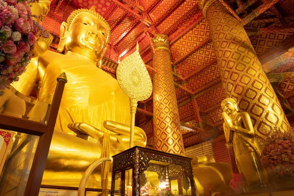 Ayutthaya / Tayland / 8 Ağustos 2020: Wat Phanan Choeng Worawihan, 1324 'te nehir tarafından inşa edilen bu süslü tapınak kompleksi devasa, yaldızlı bir Buda barındırır..