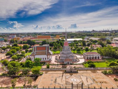 Samut Prakan / Tayland / 27 Temmuz 2020: Phra Samut Chedi, Samut Prakan 'ın inşaatı ve çeşitli kaleler.