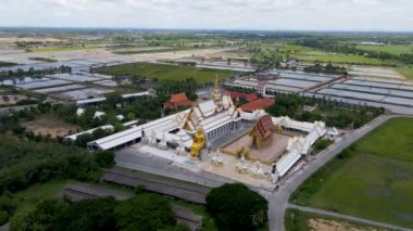 Nakhon Pathom / Tayland / Ağustos 09.2020: Wat Charoen Rat Bamrung. Tapınak çok güzel, bütün kilise ve muhteşem tapınağın önündeki Buda heykeli.