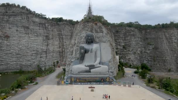 Suphan Buri / Tailandia / 15 de agosto de 2020: (Rock Buddha) Wat Khao Tham Thiam es la imagen gigante de piedra de Buda en la provincia de Suphanburi que pertenece al cercano templo budista Wat Khao Tham. — Vídeo de stock