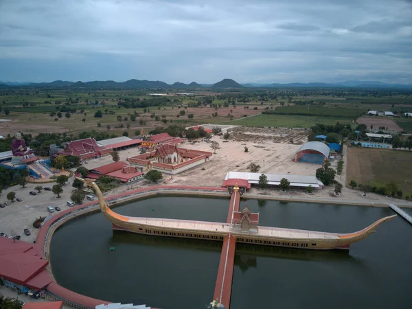 Kanchanaburi / Tayland / 15 Ağustos 2020: Wat Sa Long Ruea, Dünyanın en büyük Suphannahong teknesine sahip tapınak.