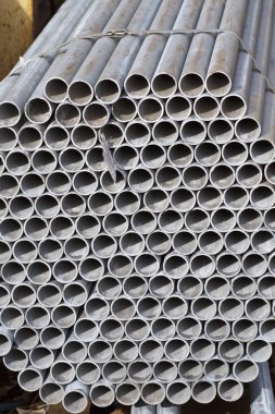 Metal profil boru yuvarlak bölümünde: paketleri depodaki metal ürünler, Rusya Federasyonu