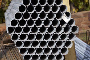 Metal profil boru yuvarlak bölümünde: paketleri depodaki metal ürünler, Rusya Federasyonu
