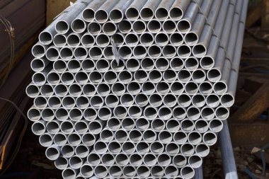 Metal profil boru yuvarlak bölümünde: paketleri depodaki metal ürünler, Rusya Federasyonu