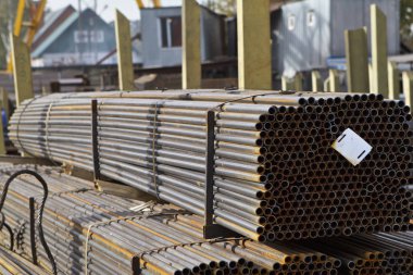 Metal profil boru yuvarlak bölümünde: paketleri depodaki metal ürünler, Rusya Federasyonu