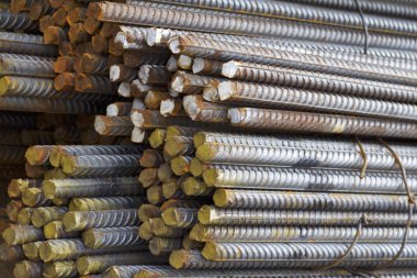 Takviye çubukları paketlerine periyodik bir profille metal ürünler depoda saklanır