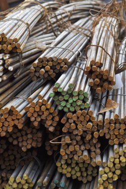 Takviye çubukları paketlerine periyodik bir profille metal ürünler depoda saklanır