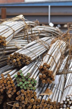 Takviye çubukları paketlerine periyodik bir profille metal ürünler depoda saklanır