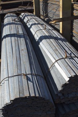 Metal profil şerit metal ürünlerin depodaki paketlerinde