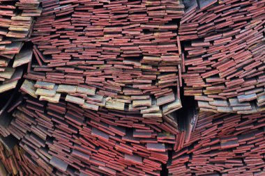 Metal profil şerit metal ürünlerin depodaki paketlerinde