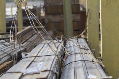 Metal profil şerit metal ürünlerin depodaki paketlerinde