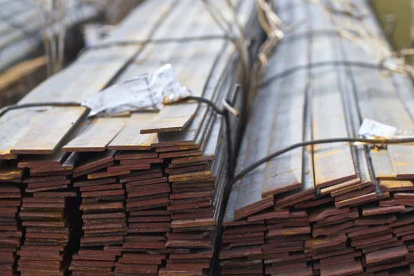 Metal profil şerit metal ürünlerin depodaki paketlerinde