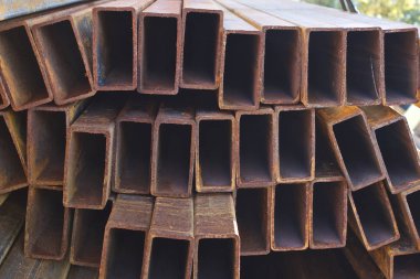 Metal ürünler deposundaki paketlerde dikdörtgen kesitlerin metal profil borusu