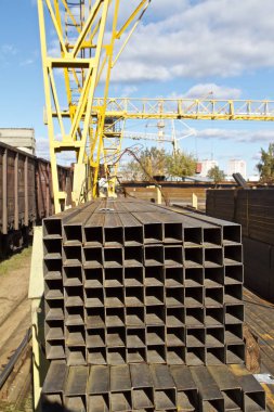 Metal ürünler deposundaki paketlerde dikdörtgen kesitlerin metal profil borusu