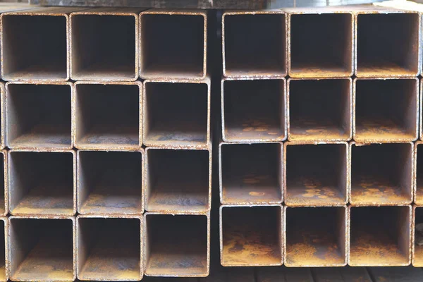 Metal Ürünler Deposundaki Paketlerde Dikdörtgen Kesitlerin Metal Profil Borusu — Stok fotoğraf