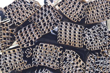 Metal profil kanal metal ürünlerin depodaki paketlerinde