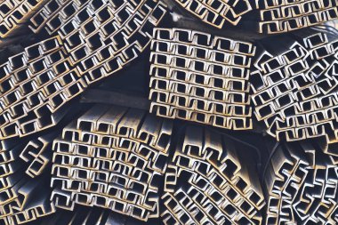 Metal profil kanal metal ürünlerin depodaki paketlerinde