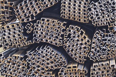 Metal profil kanal metal ürünlerin depodaki paketlerinde