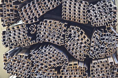 Metal profil kanal metal ürünlerin depodaki paketlerinde