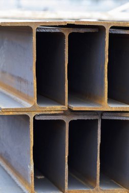 Metal profil kiriş metal ürünlerin depodaki paketlerinde