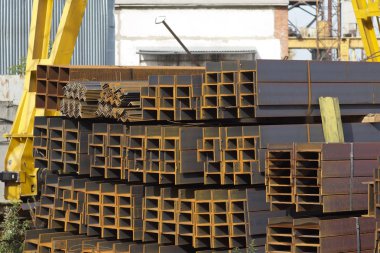 Metal profil kiriş metal ürünlerin depodaki paketlerinde