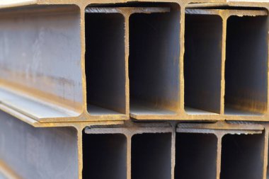 Metal profil kiriş metal ürünlerin depodaki paketlerinde