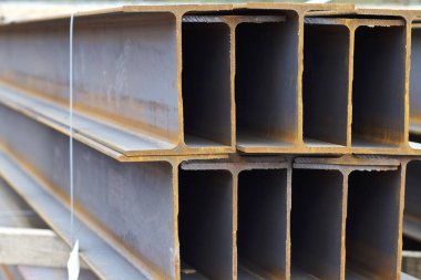 Metal profil kiriş metal ürünlerin depodaki paketlerinde