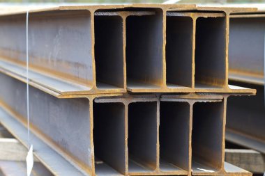 Metal profil kiriş metal ürünlerin depodaki paketlerinde